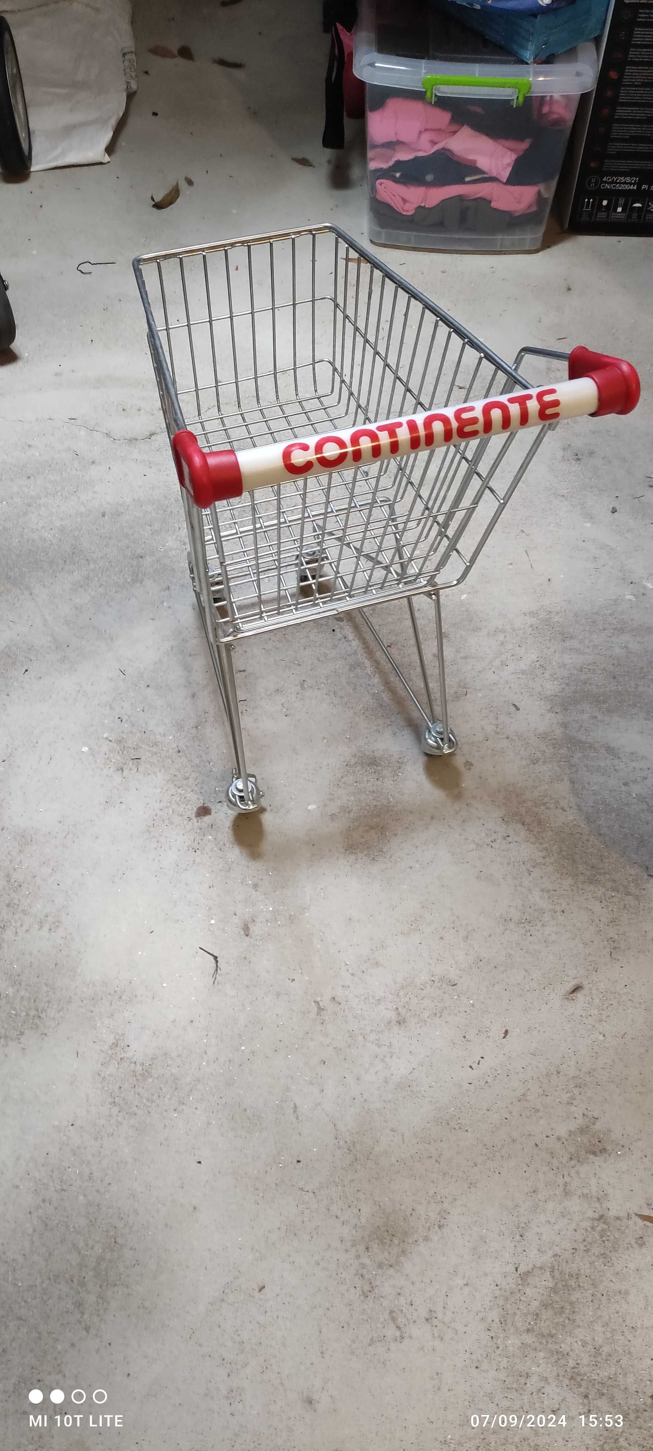 Várias brincadeiras para os pequeninos em excelente estado