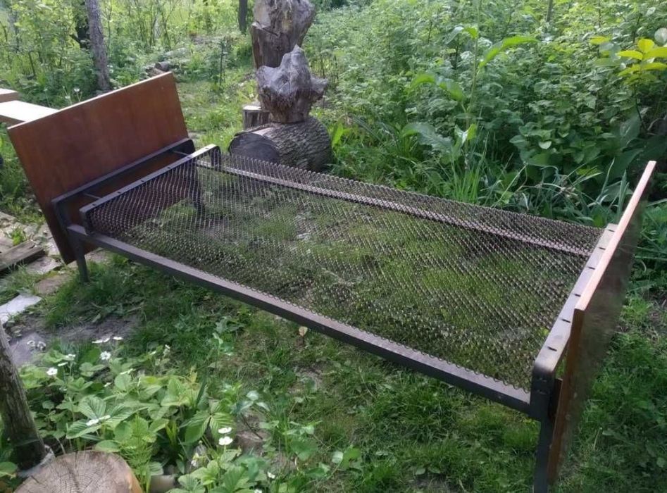 Продам односпальне ліжко на панцерній сітці