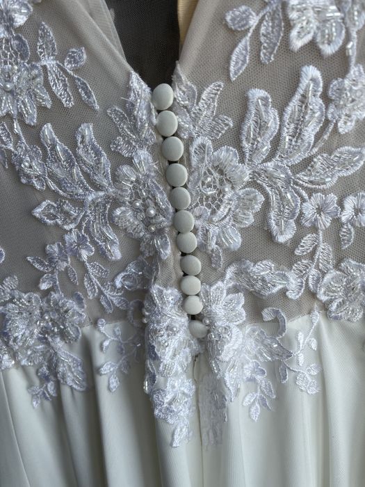 Весільна сукня з розрізом