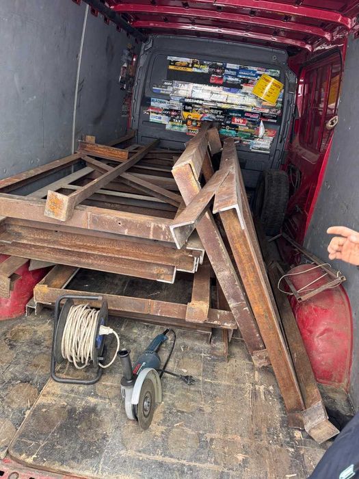 Металевий кут. Стелаж порізаний товщина кута 5-6мм. Дуже міцний