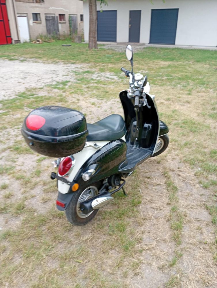 Skuter Yiying 50ccm Jak klasyczna Vespa 2009 rok