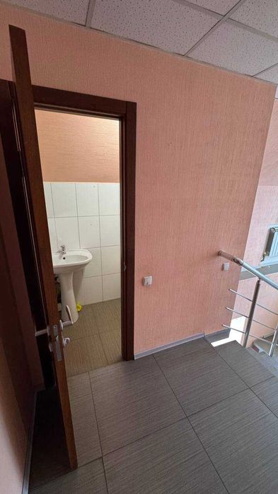 Продам 3-поверхове приміщення в центрі міста
 вул. Моссаковського, 1