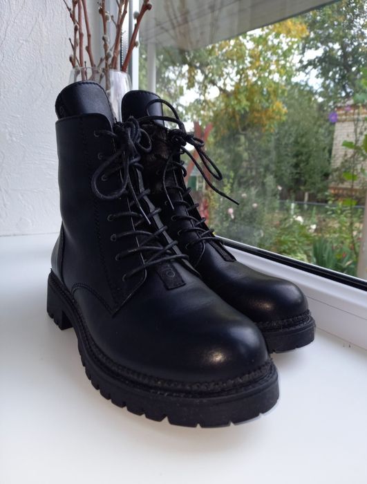 Жіночі кожані зимові черевики 38 розмір..