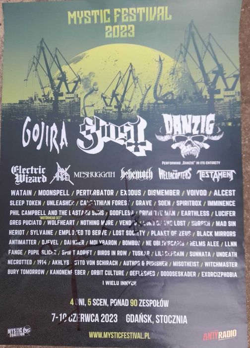 Plakaty z podpisami muzyków z Mystic Festiwal 2023