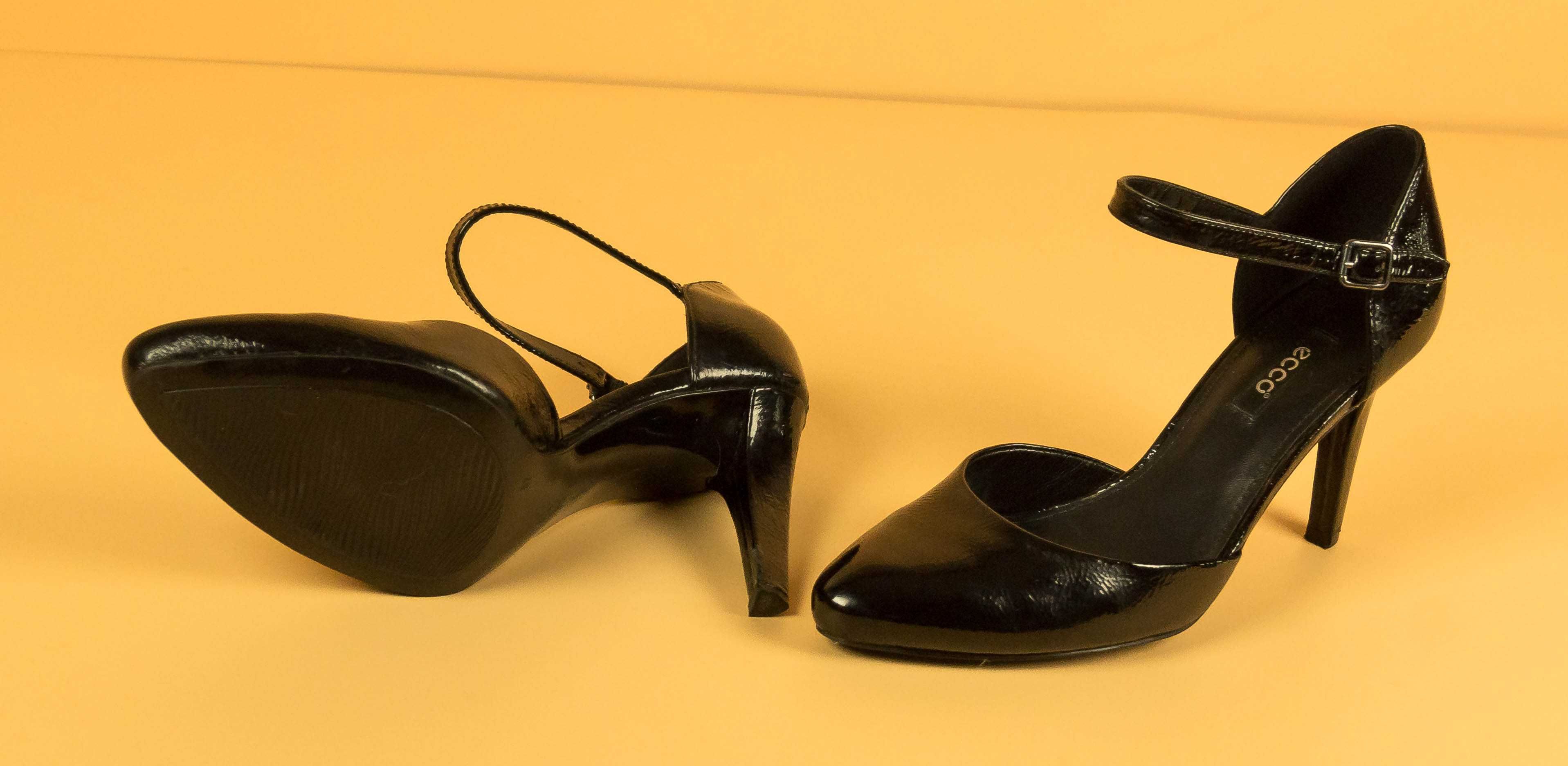 Женские  лакированные туфли фирмы Ecco