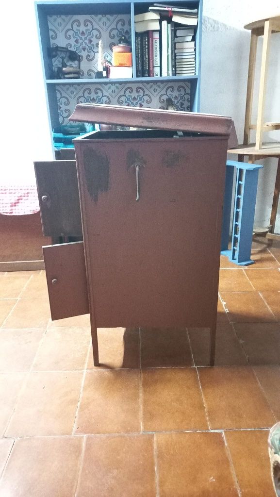 Grafonola antiga com armário