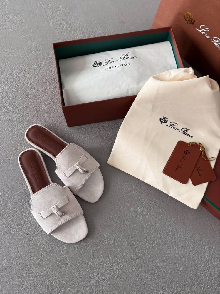 Klapki Loro Piana charms light beige