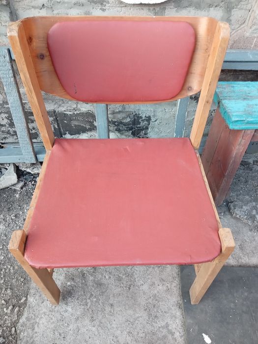 продам  стулья разние от 50гр. .красние 4 шт. -по 150 гр. 4 шт. гарде