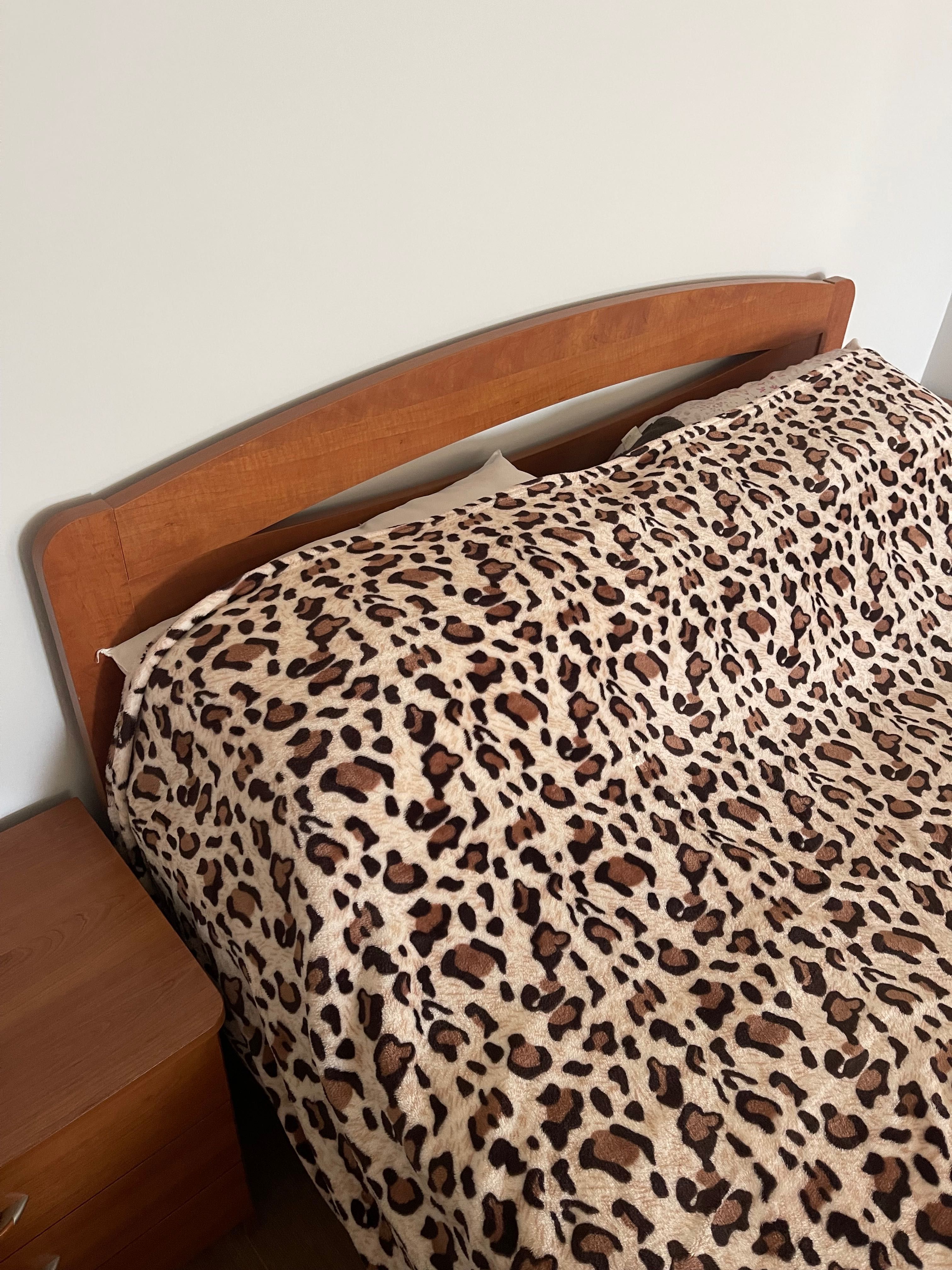 Cama com mesinhas e colchão