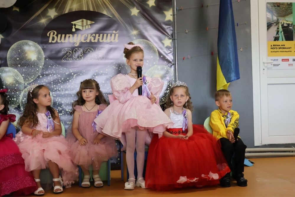 Продам плаття на дівчинку зріст 120,ОГ-56,талія-50