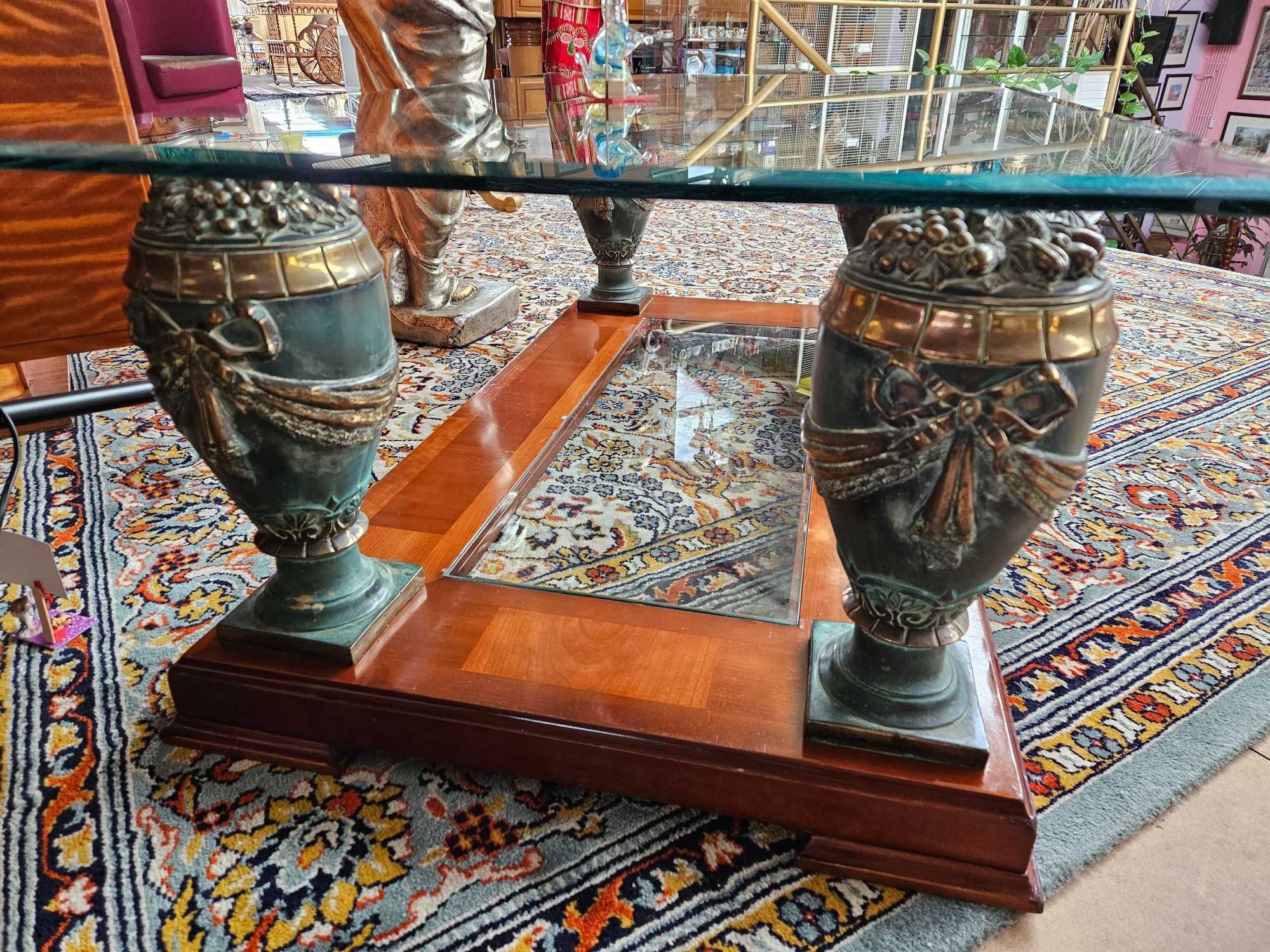 Mesa de centro em madeira com duas bases de vidro