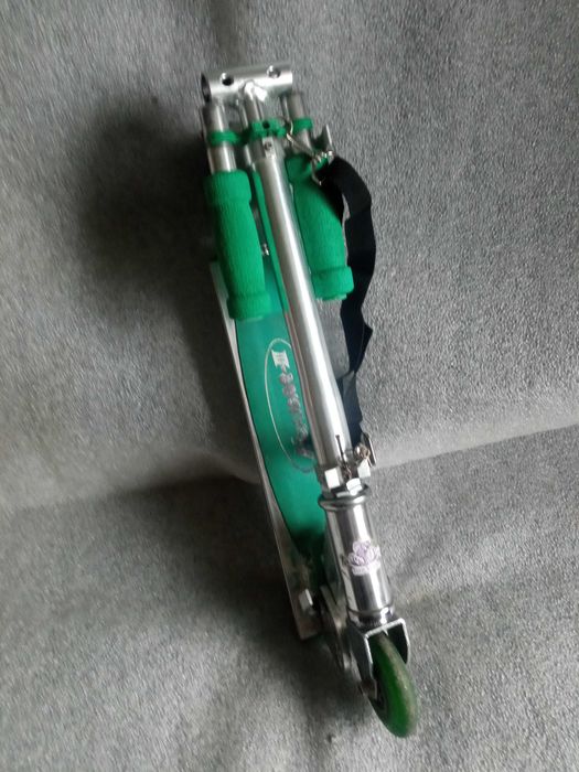 Городской фирменный самокат. Со спидометром, компьютером.