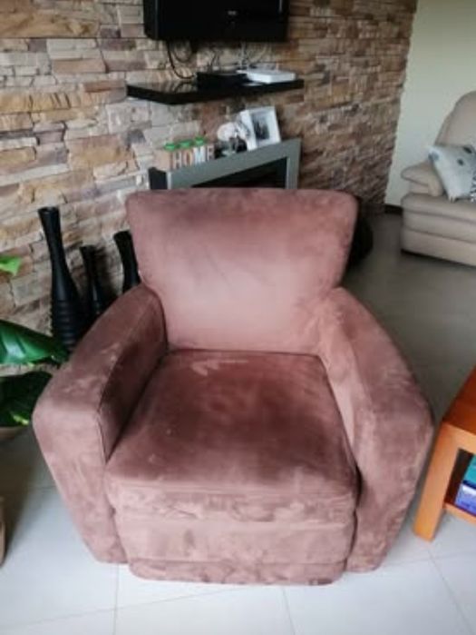 Cadeirão giratório em veludo de sala de estar, cor castanha