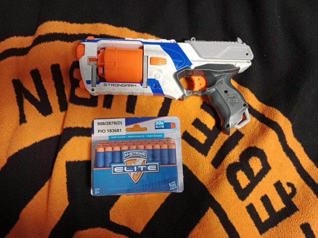 Pistolet Nerf + zestaw strzałek