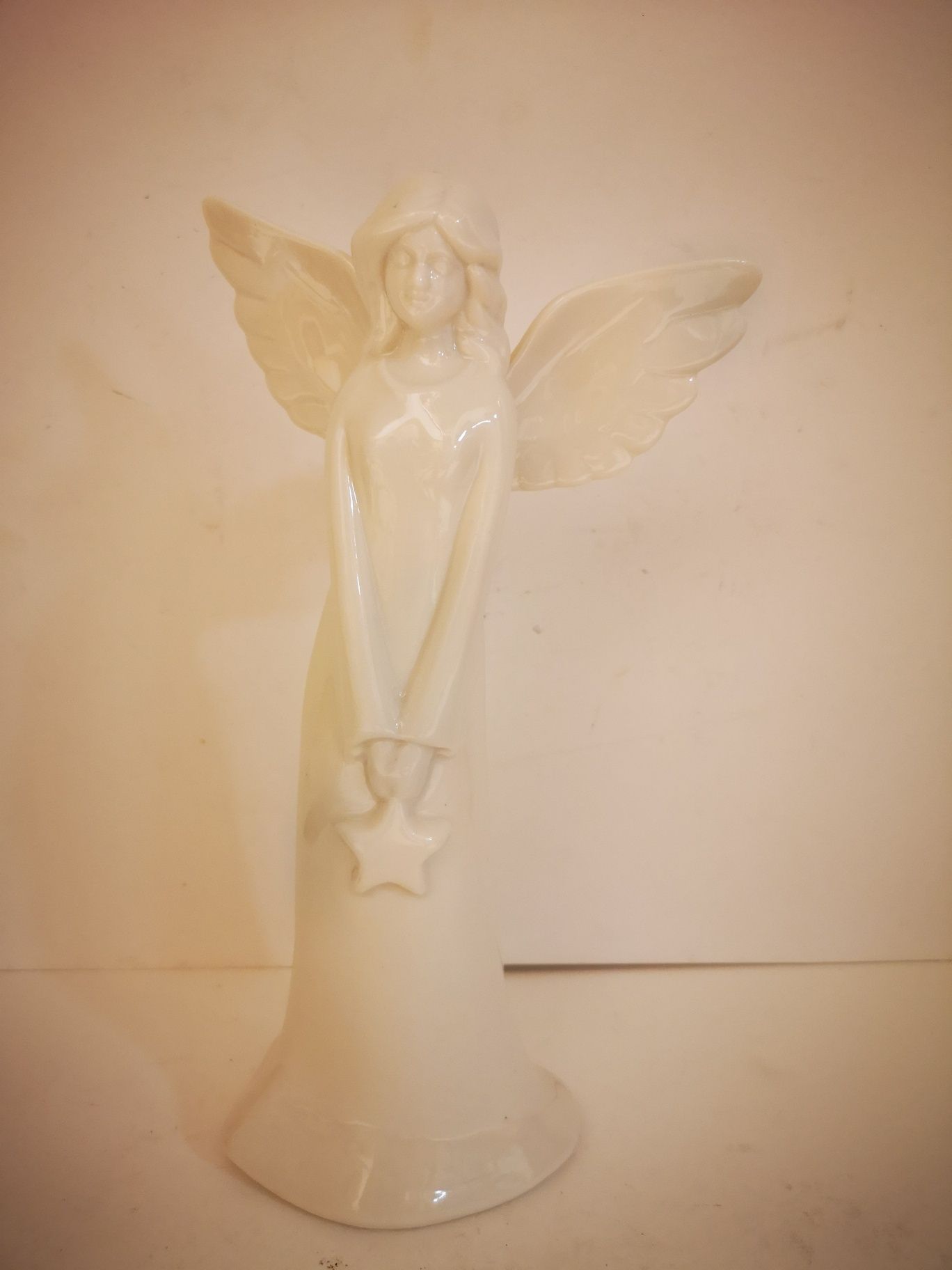 Porcelanowa figurka wysokiego anioła