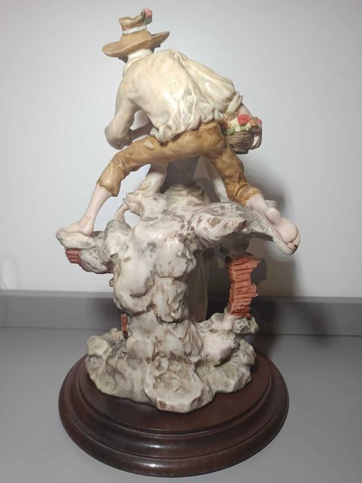 Escultura de Porcelana Clássica – Cena Romântica