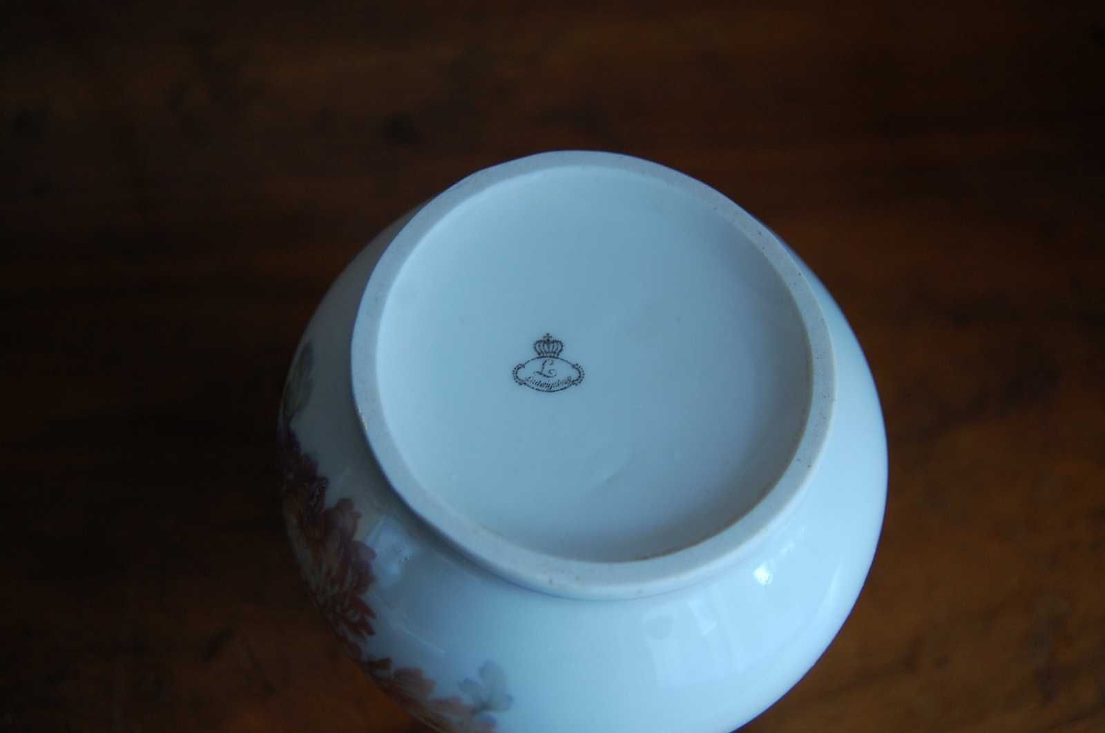 100-letni porcelanowy wazon, wazonik. Manufaktura Ludwigsburg.