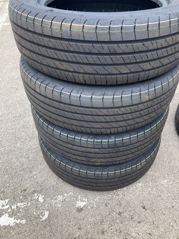 Komplekt opon letnich 215/60 r17