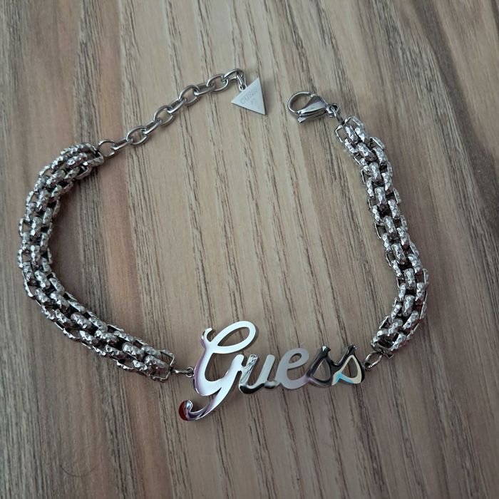 Nowa bransoletka marki Guess w kolorze srebnym.