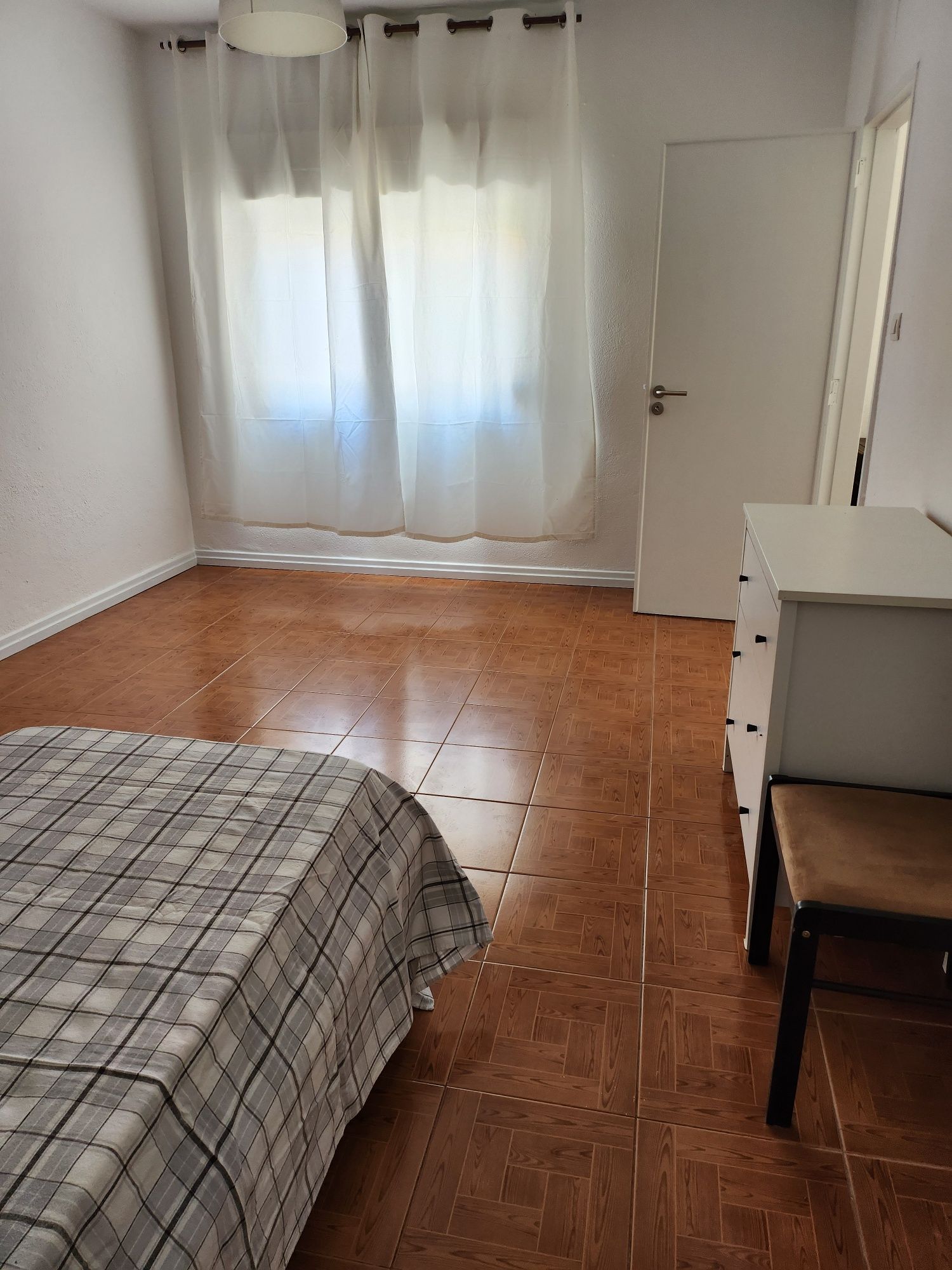 Alugam-se 3 quartos a estudantes