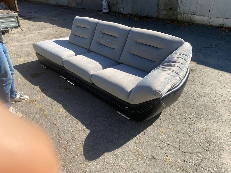 Прямий сучасний диван