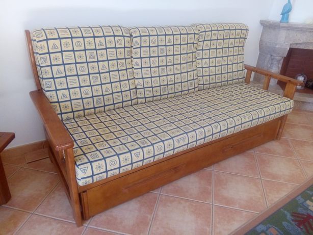 Vendo 3 sofás  com estrutura de Madeira  Maciça