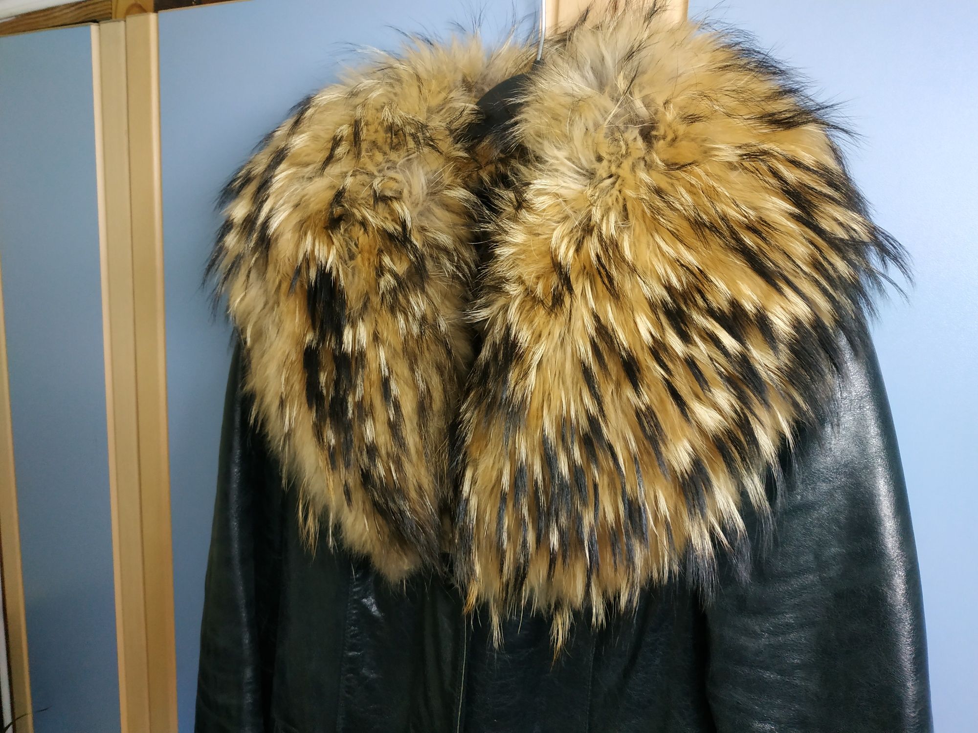 Женская кожаная куртка дубленка с воротником енота размер S до 44р.