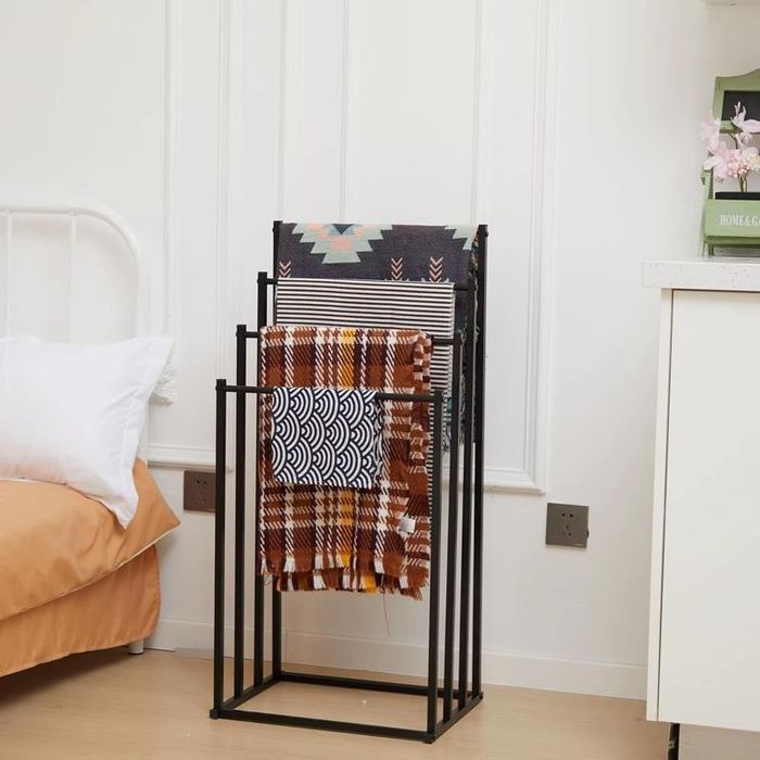 Stojak na Ręczniki Wieszak Łazienkowy Metalowy Stojący Industrialny