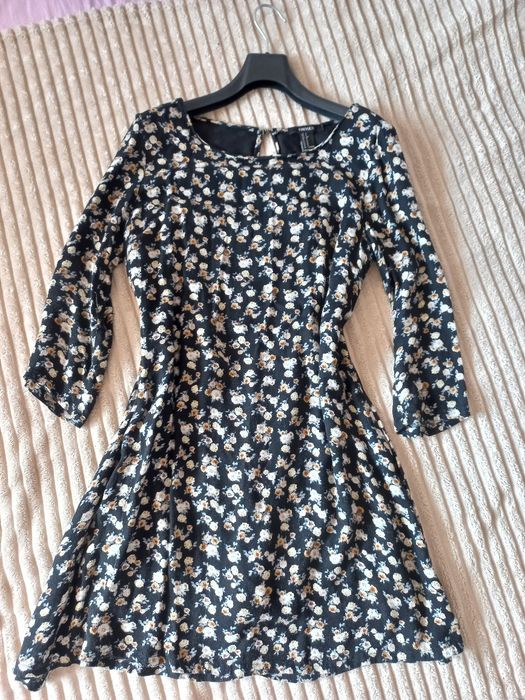Чорна сукня у маленькі квіточки
