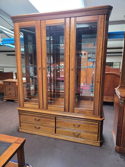 Cristaleira em madeira com fundo em espelho e iluminação - óptimo