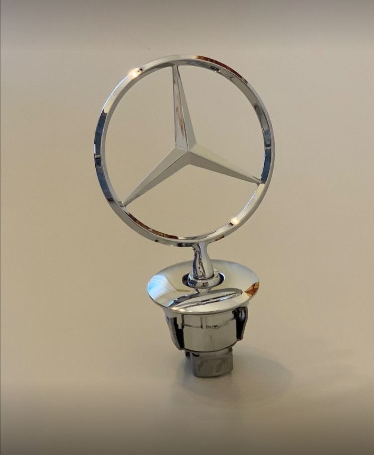 Emblema Estrela Mercedes capô