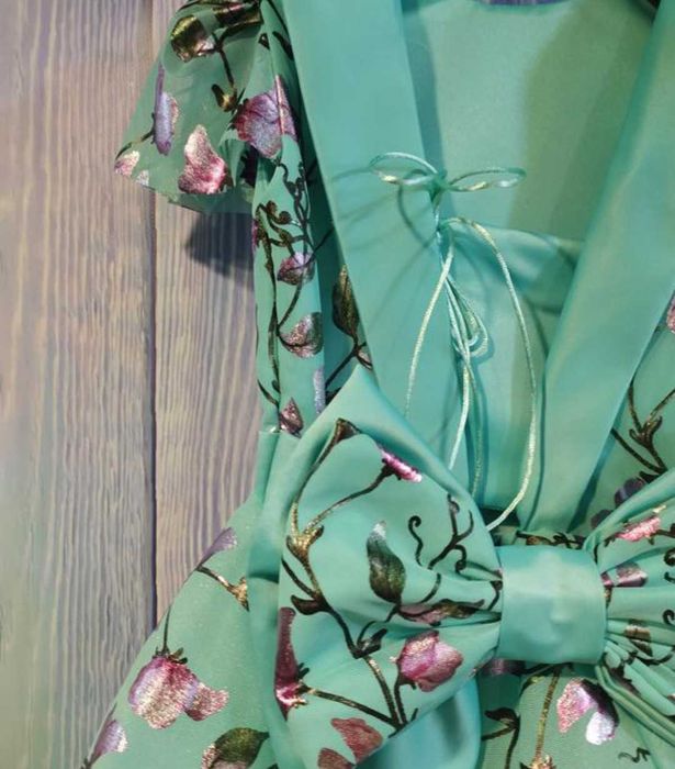 Пишне красиве плаття м''ятного кольору з  ніжним блиском на візерунку.