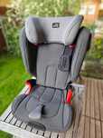 Fotelik Britax Römer, model Kidfix II XP SICT w kolorze Storm Grey.