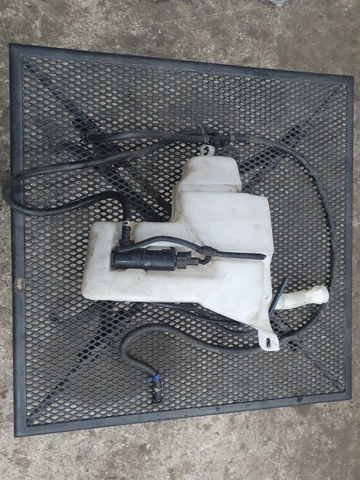 Zbiorniczek pompka spryskiwaczy Opel vectra b fl xenon