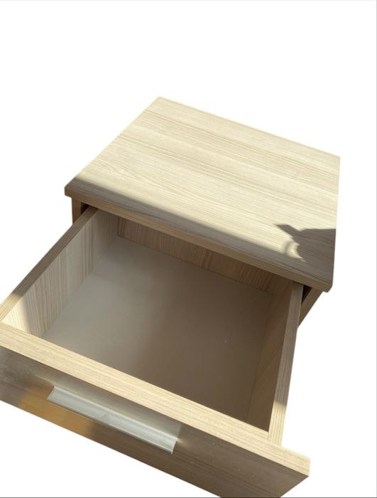 Szafka nocna na kółkach