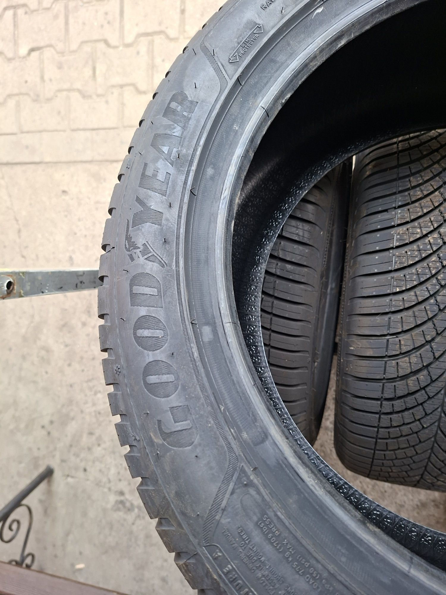 Opony Wielosezonowe 245/45R17 Goodyear Vector 245/45/17 Całoroczne