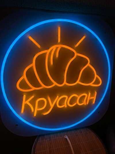 Неонові вивіски круасан, вивіски в заклад, неоновая вывеска круасан