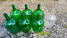 7 Garrafões em vidro (6 de cor verde; 1 incolor), Preço unidade 3€