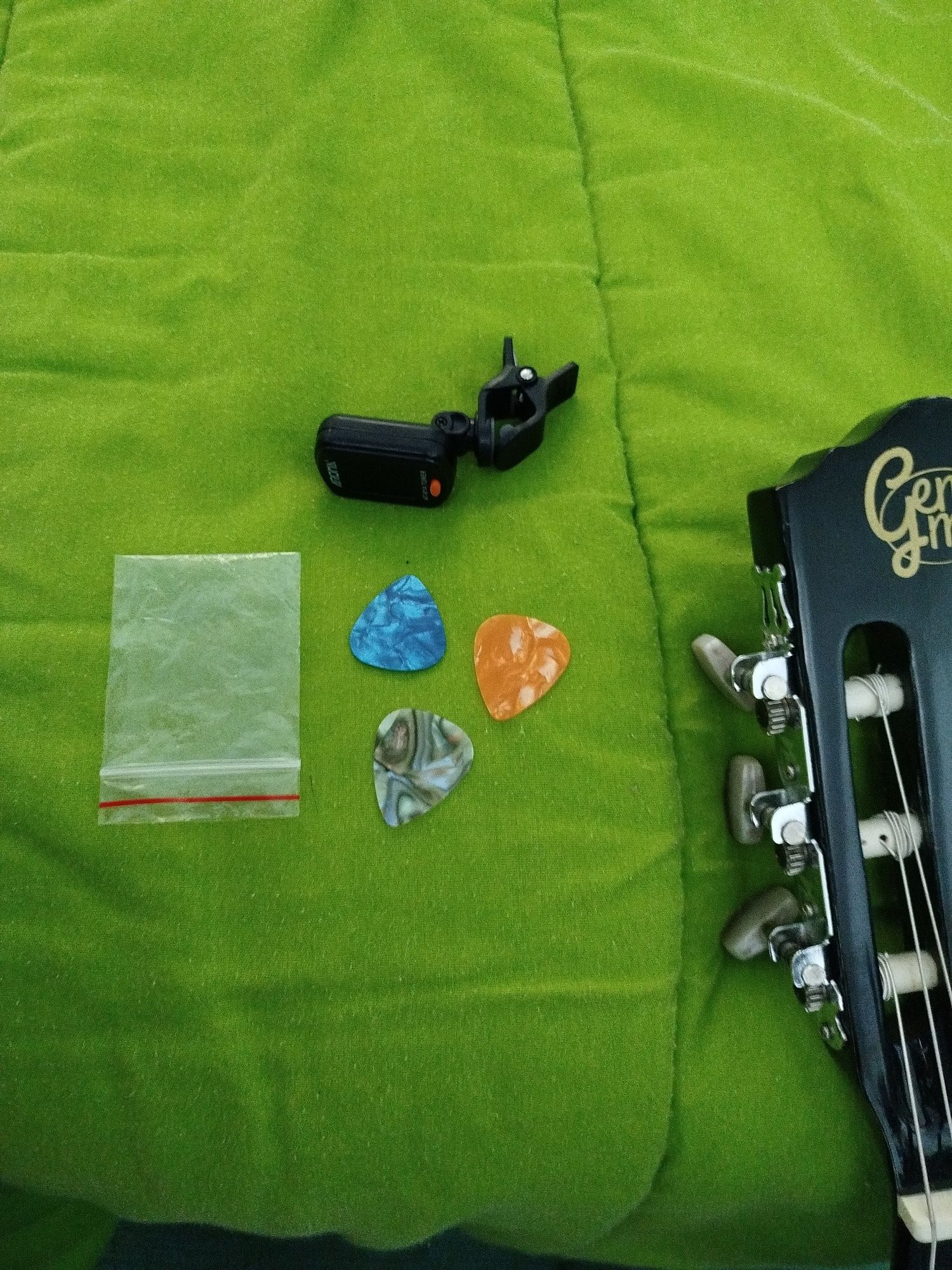 Guitarra preta com algumas marcas de uso