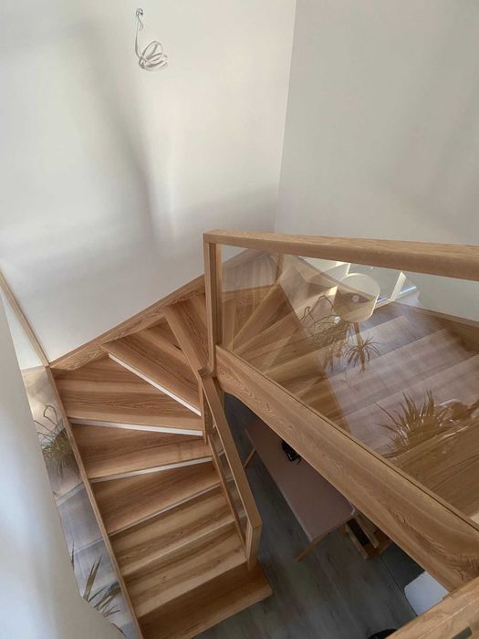 SCHODY drewniane , stalowe .