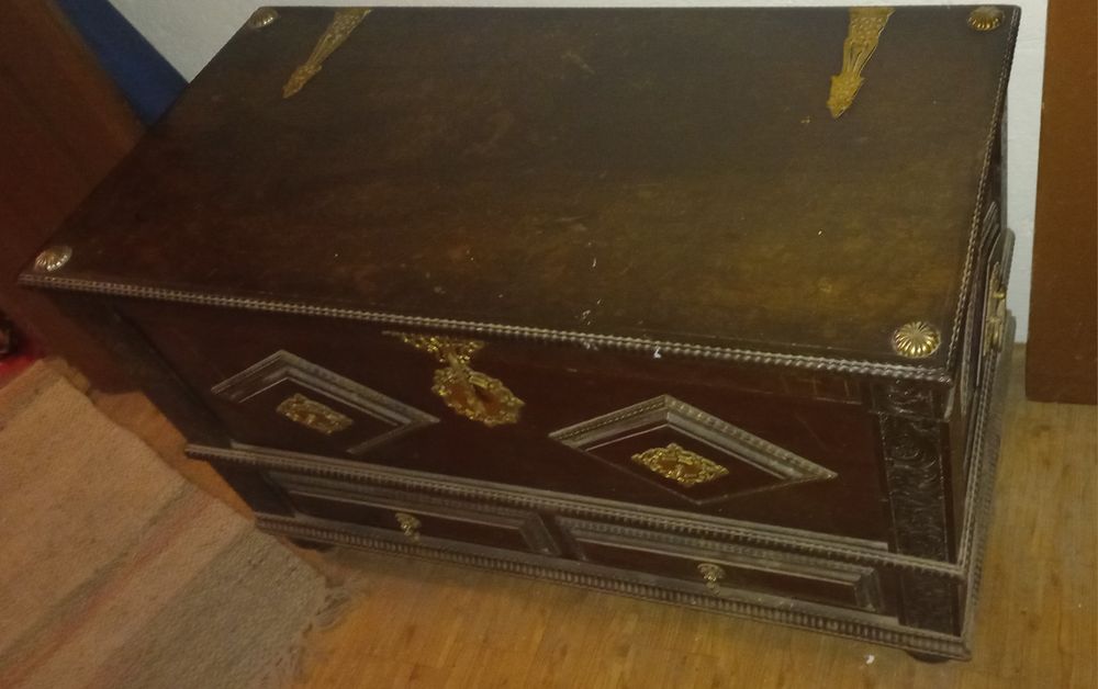 Baú de madeira cor escura