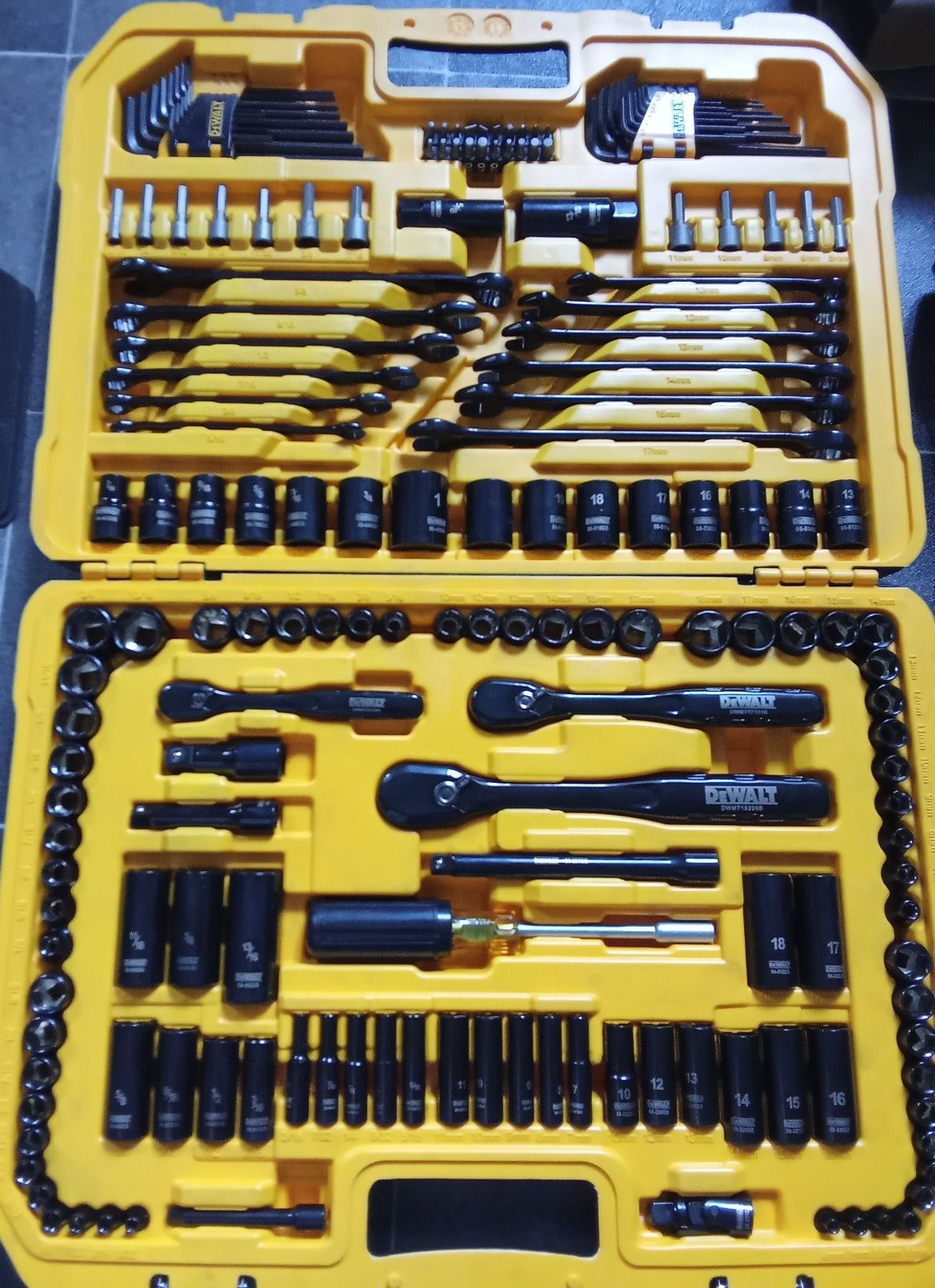 Klucze nasadowe profesjonalne DeWalt 1/4" 3/8" 1/2" zestaw walizka
