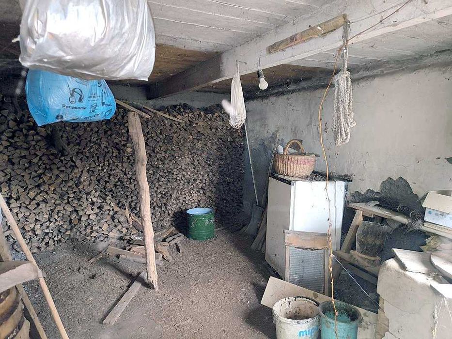 Продам будиночок неподалік є озера та ліс.Від Києва 25км.