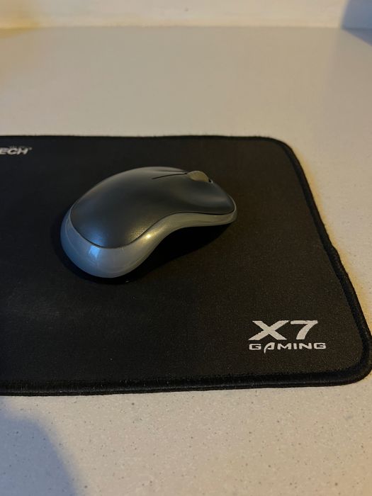 Myszka bezprzewodowa Logitech + podkładka A4Tech