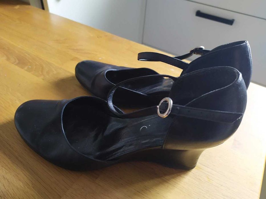 Czarne skórzane RYŁKO na koturnie rozm.37