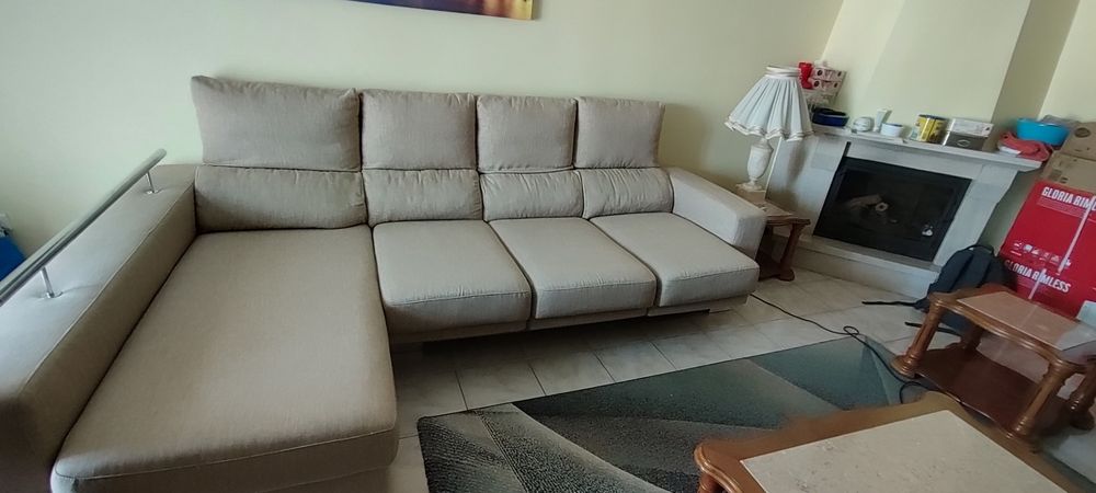 Sofá de 4 lugares em tecio confortável