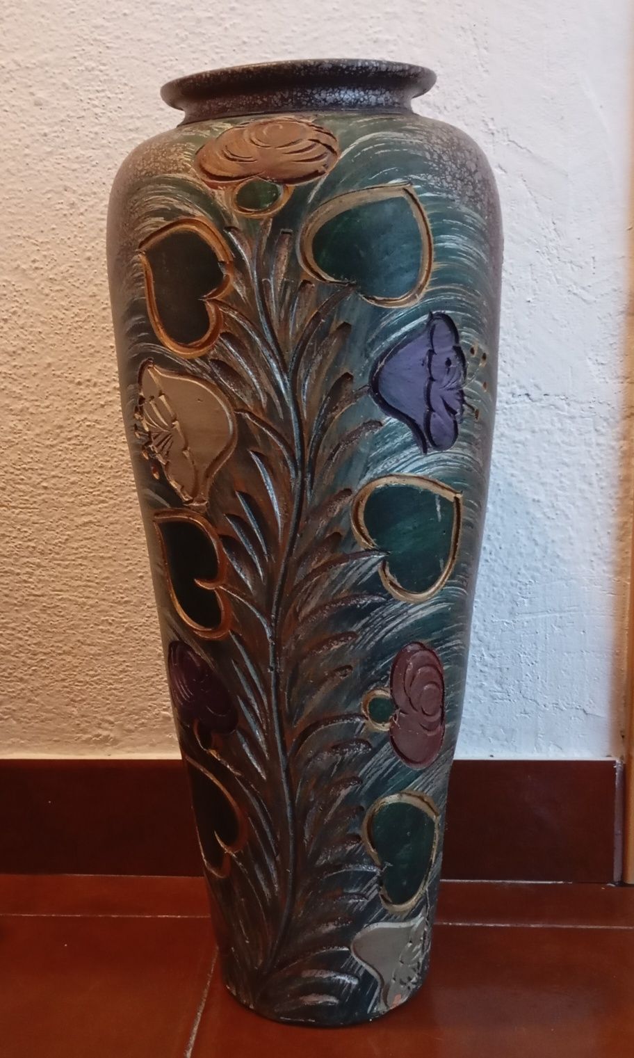 Jarrão com flores feitas à mão
