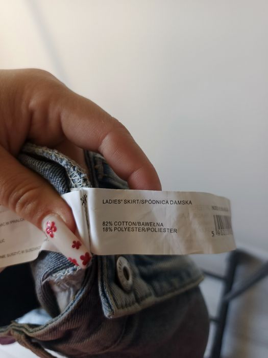 Mini jeansowa spódniczka, z przetarciami, roz. XS