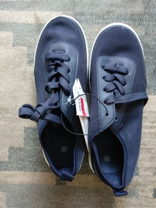 Buty sportowe z białą podeszwą