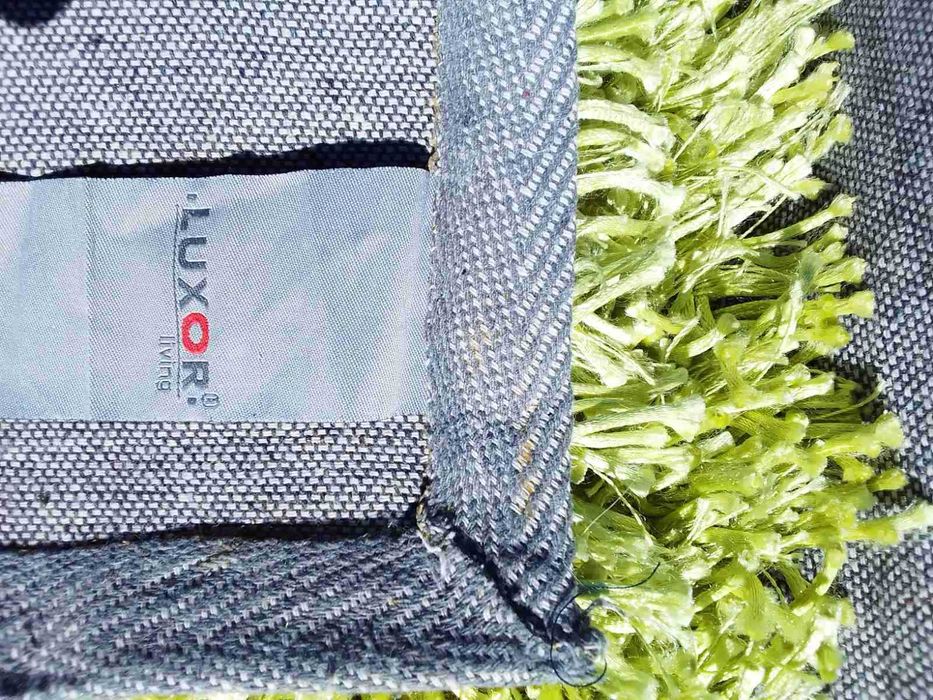 Ковер салатового цвета с длинным ворсом.Имитация травы.